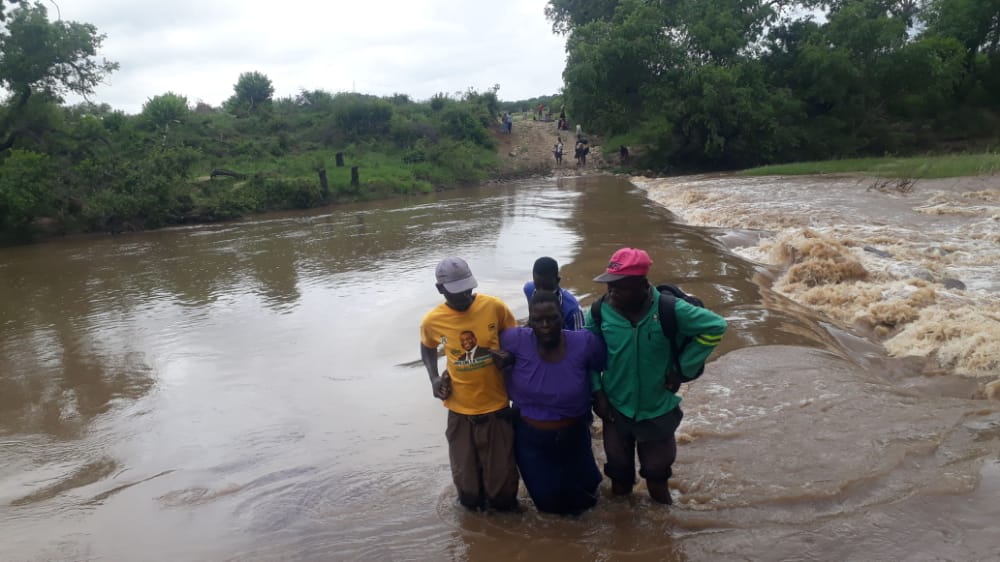 DvptRunde's tweet photo. Critically ill mother crossing the river assisted by relatives... A sad sight witnessed by the bridge construction assessment team led by Major Chigamba...
The communities need this bridge
@rdc_tongogara @runderdc1 @yafmzim @EquityDiamond @HeraldZimbabwe
#LubongoBridge
#ZRDA https://t.co/iV5OV1EybR