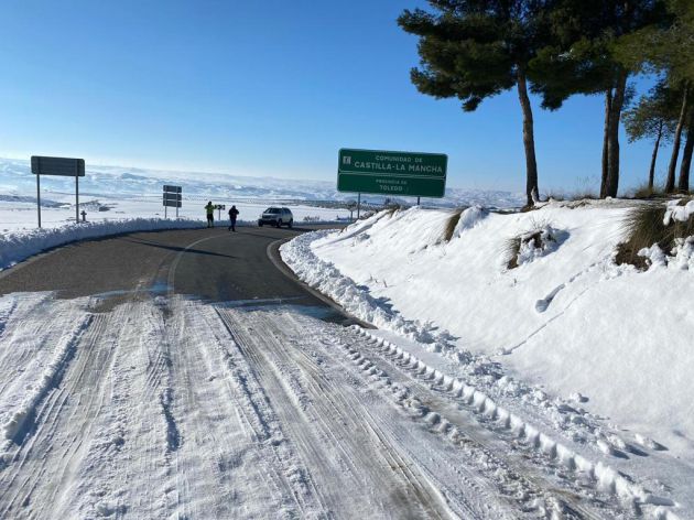 La_SER's tweet photo. Dos fotos hechas esta mañana a las 11.00 horas en las M-322: saca tu propia conclusión y si nos la cuentas aquí 👇 mejor #MadridToledo https://t.co/3DzzHfkqc7 https://t.co/680cTqJFMD