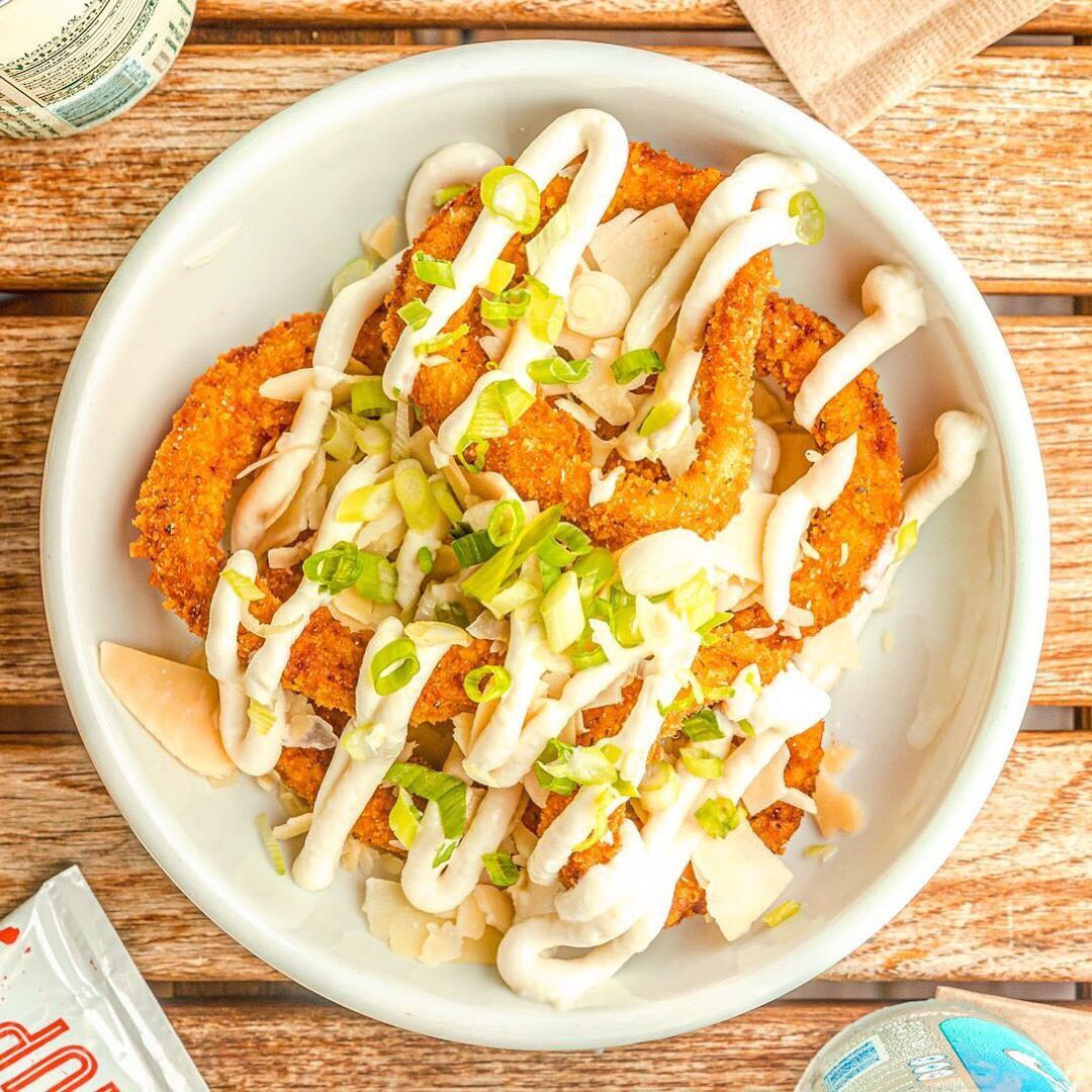 bareburgeruae's tweet photo. We see your truffle fries and raise you truffle onion rings. Make ANY side TRUFFLE STYLE.

هل جربتم بطاطا التروفلي اللذيذة مع حلقات البصل المقرمشه ؟

#bareburger #bareburgeruae #sandwich #food #foodporn #foodie #lunch #sandwiches #newmenu #yummy #burger #delicious https://t.co/iz7mYAC2SQ