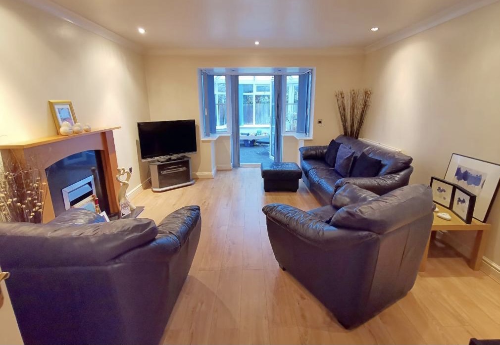 Bartrams_SL's tweet photo. ✨NEW TO THE MARKET  ✨
4 Bedroom Semi-Detached For Sale
HARRINGTON CROFT, WEST BROMWICH
An opportunity to purchase an immaculate, deceptively spacious, four-bedroom semi-detached property in a sought after area of West Bromwich. 
https://t.co/f95EMiUg7x       0121  601  9370 https://t.co/BrCyO197BU