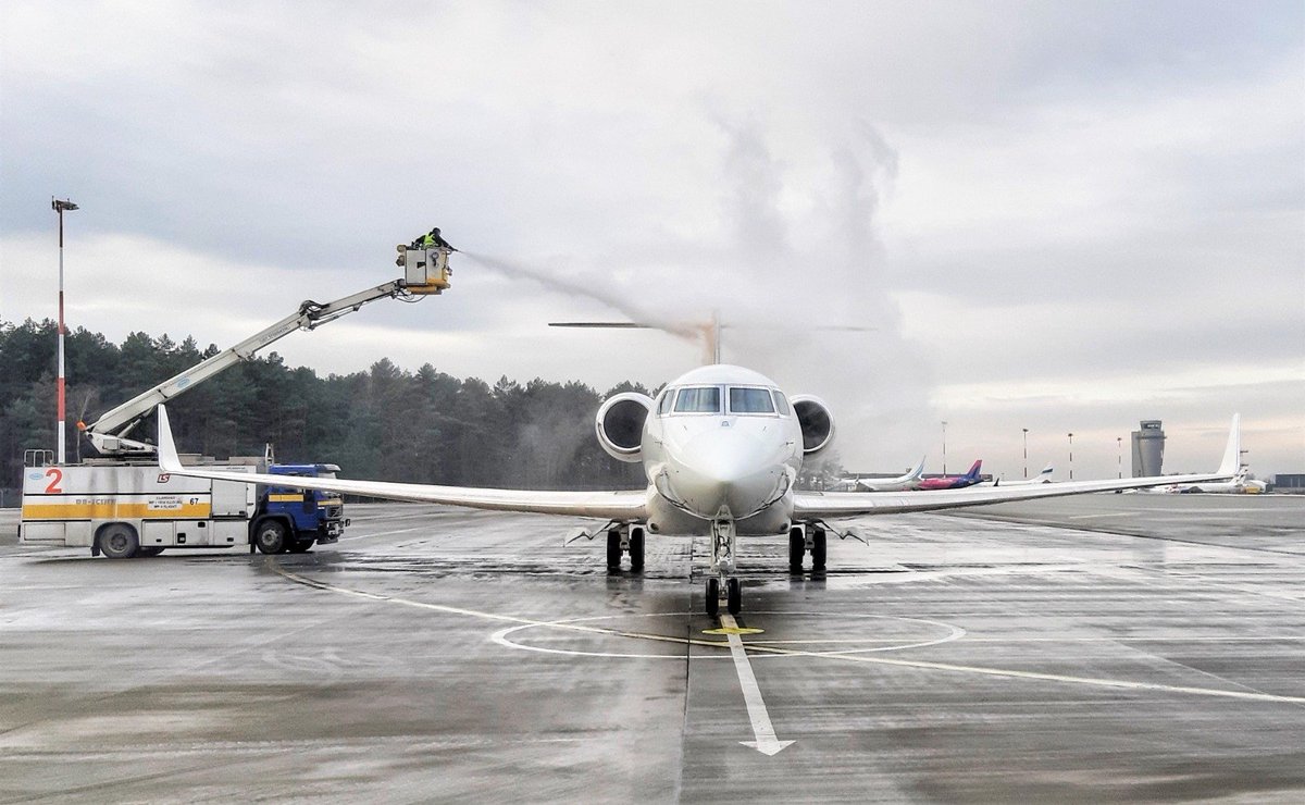 LSASaero's tweet photo. Odladzamy! ✈️❄️
#GeneralAviation @KatowiceAirport 
#LSWORLD #LubimySamoloty #HighFlyingHandling
📸 M. Majcher https://t.co/MAYZy2Nqki