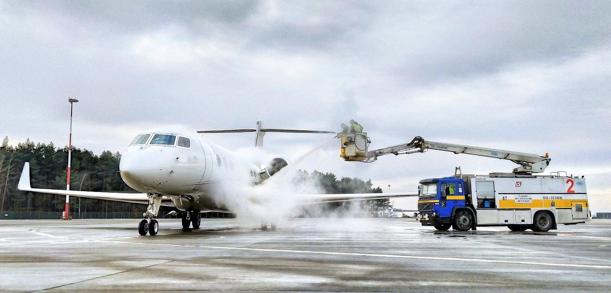 LSASaero's tweet photo. Odladzamy! ✈️❄️
#GeneralAviation @KatowiceAirport 
#LSWORLD #LubimySamoloty #HighFlyingHandling
📸 M. Majcher https://t.co/MAYZy2Nqki