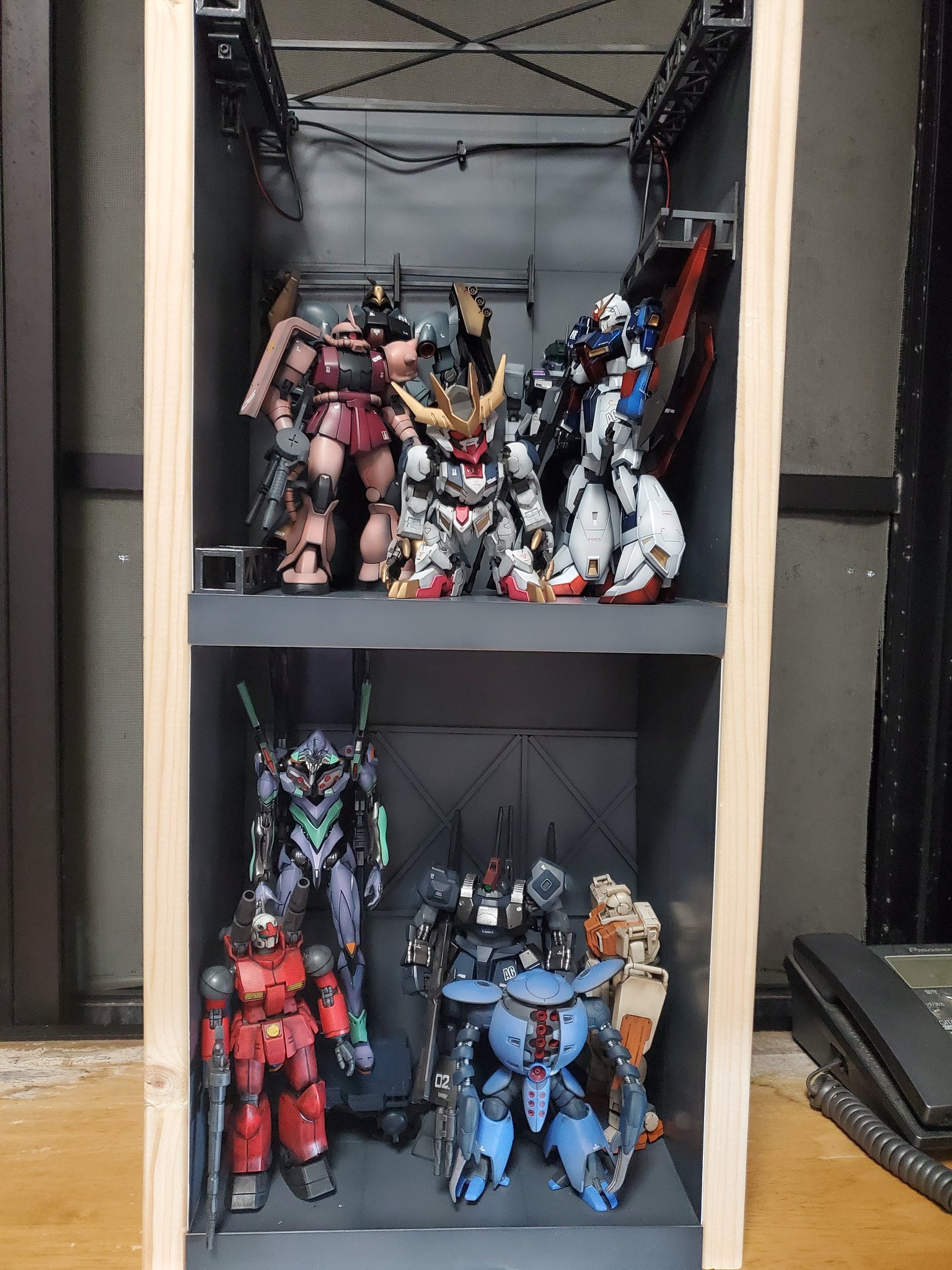 まくう ガンプラ収納棚工事完了 まあとりあえずこんだけ入ればいいかな 作業机の脇に置く予定なので直近の完成品とかお気に入りローテーションでちょこちょこ変えて行こうかなと T Co Gn10kusiea Twitter