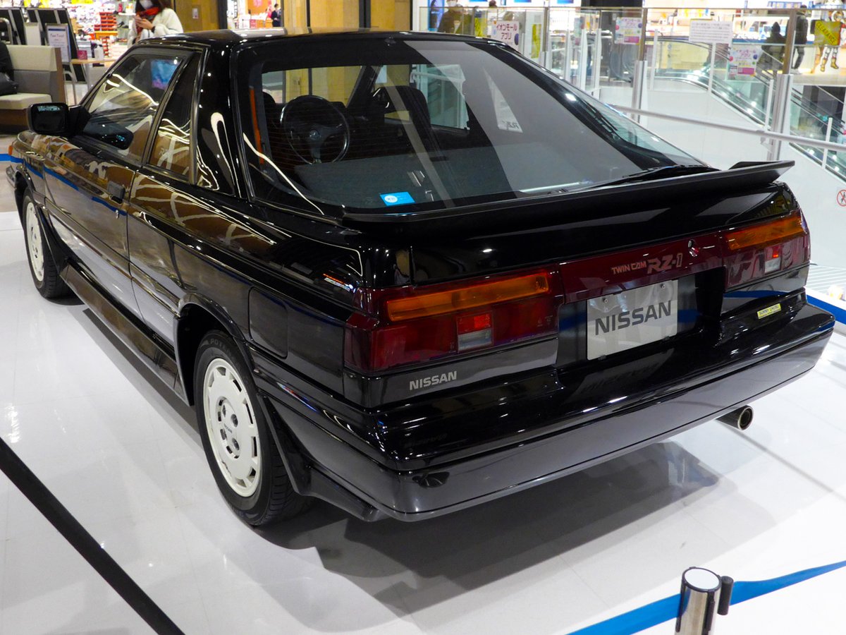 okumura1967's tweet photo. 本日 2021/01/12(火) の昼食に行った #イオンモール座間、3F の日産車展示コーナーには #サニー RZ-1 #TWINCAM #NISMO が展示されていました。私が初めて買った車 (#トラッドサニー) のスポーツタイプという位置づけの車です。#CAD 導入前らしい直線的なスタイリングがいい感じです。#RZ1 https://t.co/uFCyKI38K4