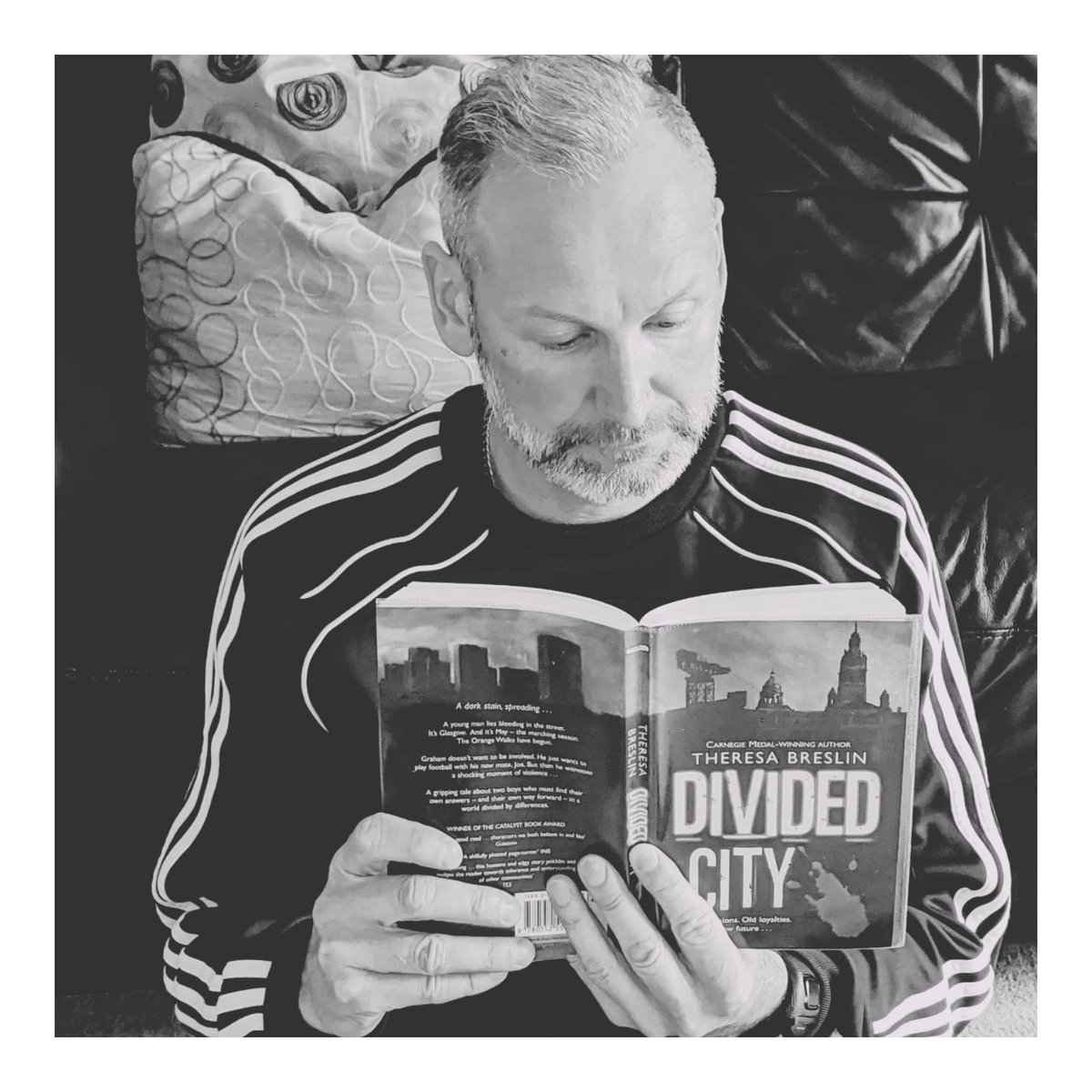 sos_glasgow's tweet photo. BOOKS | We have been cleaning out the cupboard &amp; now we have 5 copies of the #DividedCity to give away!

The First 5 people who Quote/Retweet this tweet with the answer to the following question will be posted a copy!

What City is featured in the  Divided City?

Good Luck! 🤞 https://t.co/rvsWATJ2BD