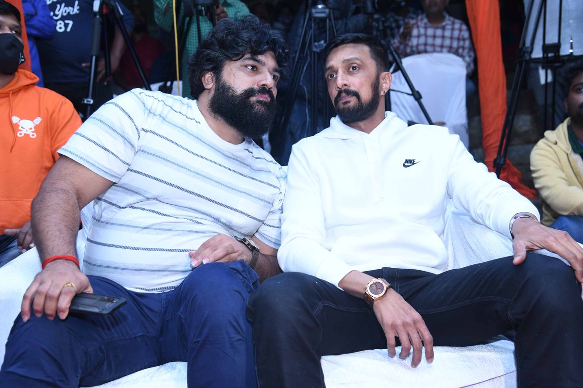 KicchafansBKSFA's tweet photo. EXCLUSIVE Pics:
ಮೊನ್ನೆ ನಡೆದ ಗಿರಿಜಾ ಲೋಕೇಶ್ ಅವರ 70 ನೇ ಹುಟ್ಟುಹಬ್ಬ ಮತ್ತು ಗಿರಿಜಾ ಪರಸಂಗ ಪುಸ್ತಕ ಬಿಡುಗಡೆ ಕಾರ್ಯಕ್ರಮದಲ್ಲಿ ಭಾಗವಹಿಸಿದ್ದ ನಮ್ಮ ಅಭಿನಯ ಚಕ್ರವರ್ತಿ ಬಾದ್'ಷಾ @KicchaSudeep ಅಣ್ಣ!!😍🔥😎

#KicchaSudeep | #Kotigobba3 | #VikranthRona | #Phantom https://t.co/fozRMBC47w