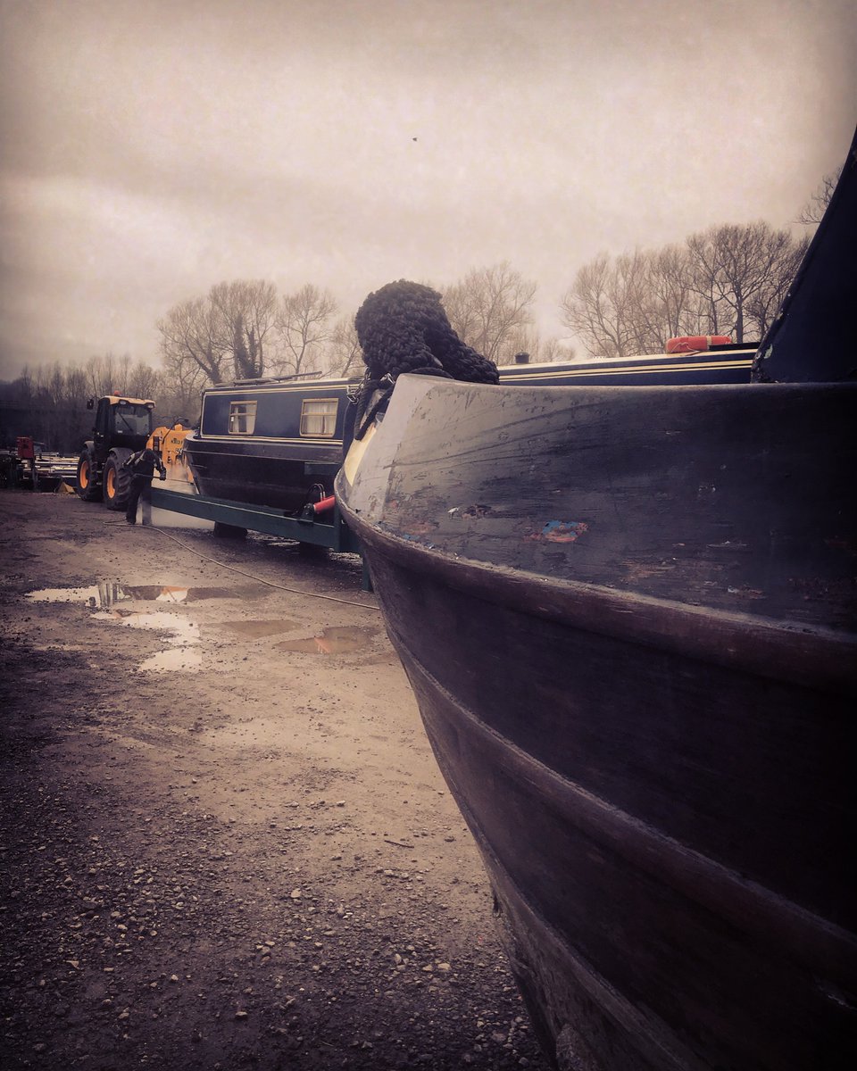 KingsgroundTiff's tweet photo. 5 blackingggggs! Ok, so it’s not quite as catchy as ‘five gold rings’ and the festive season has gone but it sort of works! So this is January and she’s been keeping us busy!! #boatsthattweet #lifesbetterbywater #blackings #boatbuilding #oxford #oxfordshire #january #kingsground https://t.co/8D1k9E3uc6