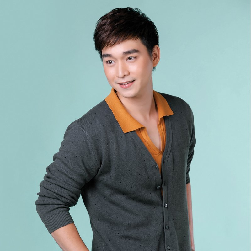 Gun Achi: Achirawich Saliwattana27 September 1990Weight: 62 kg / height: 175 cm.Education: Graduate Bachelor degree Faculty of Communication Arts Marketing Communication Branch Dhurakij Pundit UniversityInstagram & Twitter : gun_achi