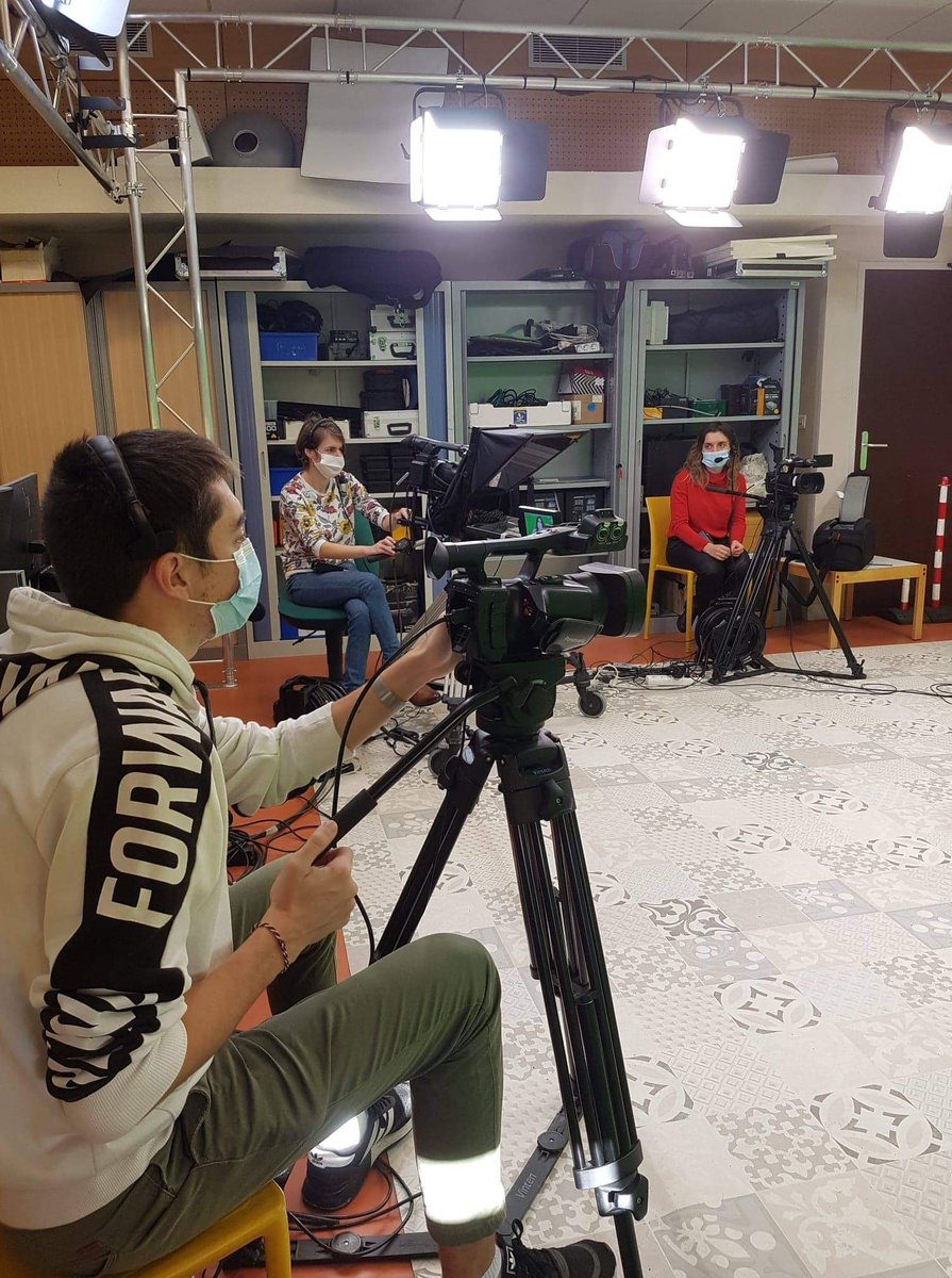 Com2WebTarbes's tweet image. La licence Com2web vous révèle ses secrets ! 🤫 Découvrez notre salle d&apos;audiovisuel  dotée d&apos;un plateau télé avec fond vert, pont d&apos;éclairage, caméras et régie. De quoi réaliser des productions à la Spielberg, Tarantino ou encore Eastwood ! #LPcom2web