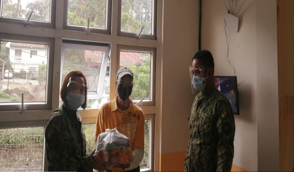baguiocrimelab's tweet photo. On or about 7:15 A.M. January 12, 2021, personnel of Baguio City CLO, led by PLTCOL VIVIAN MARQUEZ ABOGADA, provided grocery items to Mr. Jose Bandada, 57 years old, cobbler, with four (4) children and a resident of Central Fairview, Baguio City https://t.co/KAf3gJcnCA