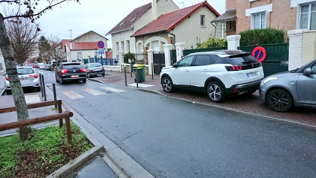 briceperrin's tweet photo. 2 ans + tard, ce même SUV stationne toujours impunément au quotidien sur le trottoir, masquant dangereusement la visibilité sur le passage piéton.
Comble de l'ironie : le panneau d'interdiction de stationner, comme pour dire "c'est MA place". Sauf que c'est la place des piétons. https://t.co/8d8VvHxjVd