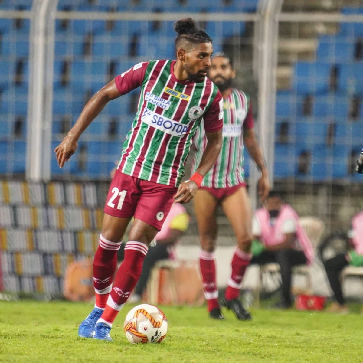 RoyKrishna21's tweet photo. When you don't have a good day at the office, it means you have to work harder to turn things around. Thank you all for always being there through the highs and the lows. We'll come back stronger💪. #Eksathe #joymohunbagan💚❤️ https://t.co/uaOY8pA0Po