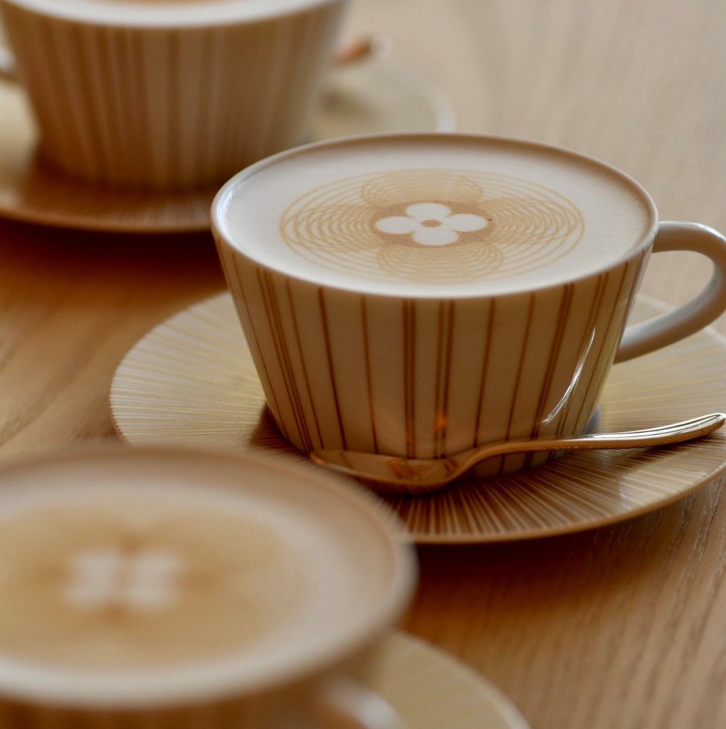 ルイ・ヴィトンならではのラテアートを楽しんで──メゾン 大阪御堂筋