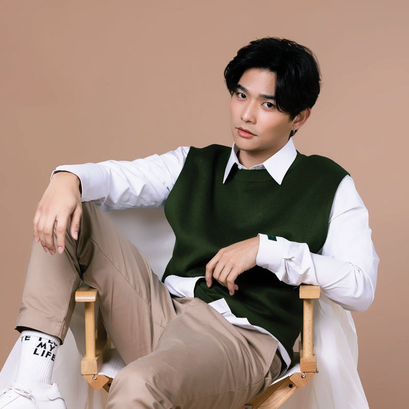 Lee: Thanat Lowkhunsombat18 January 1993W: 64 kg. / H: 175 cm.Education: Grad Bachelor degree Fac of Liberal Arts Social Comm Innovation Srinakharinwirot Univ, Graduation Master's degree Fac of Liberal Arts Design Innovation Srinakharinwirot Univ.IG & TW : lee_thanat