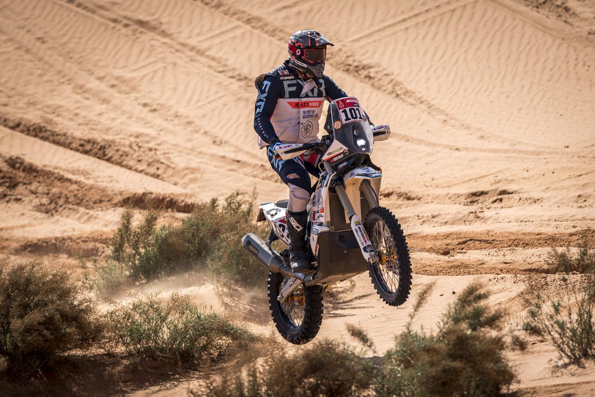 Biketruck's tweet photo. You know what - when you look at this photo and think "David Knight - Dakar Rookie". You also think jeezaz! Imagine if he'd got a couple of Dakars under his belt - the man is a living legend and we gotta give him a round of applause!

@TSOMteam @Knighter101 @HTRally 
#Dakar2021 https://t.co/2H23FSFPMv