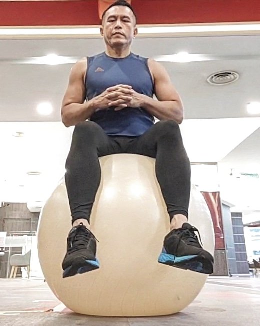 AbangOmar's tweet photo. sitting on an exercise ball 
#fitballcorepilates 

#pilates #exerciseball #instability 
#corestrength #muscleactivation 
#core #posture #pilatescore #like
#pilatesformen #pilateslover 
#healthiswealth #fitforfitness https://t.co/JJoIS1TFl4