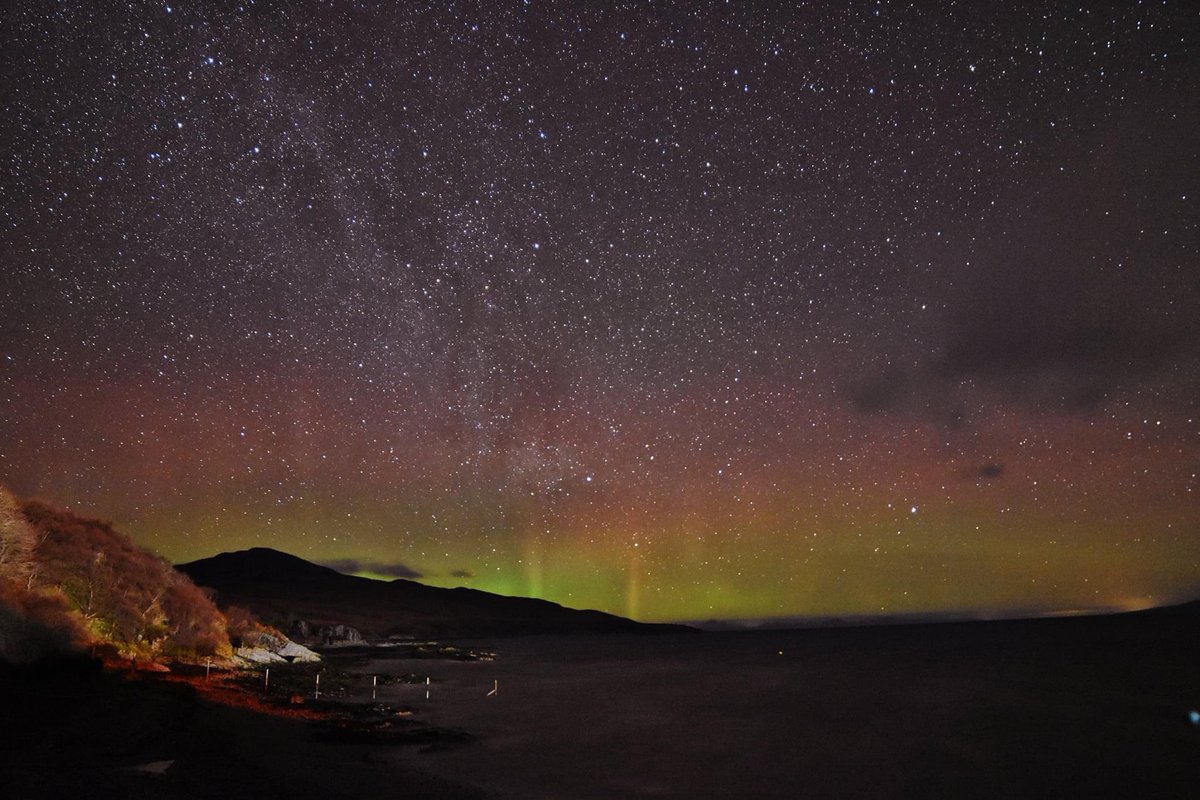 GlenegedaleH's tweet photo. A wonderful capture of last nights Aurora display here on Islay photographed beautifully by Billy Stitchell the former Caol Ila managers  #Aurora #Islay 📷 Billy Stitchell #ThisIsIslay #HameTownTourist 
@VisitScotland https://t.co/DQ1q94pgHV