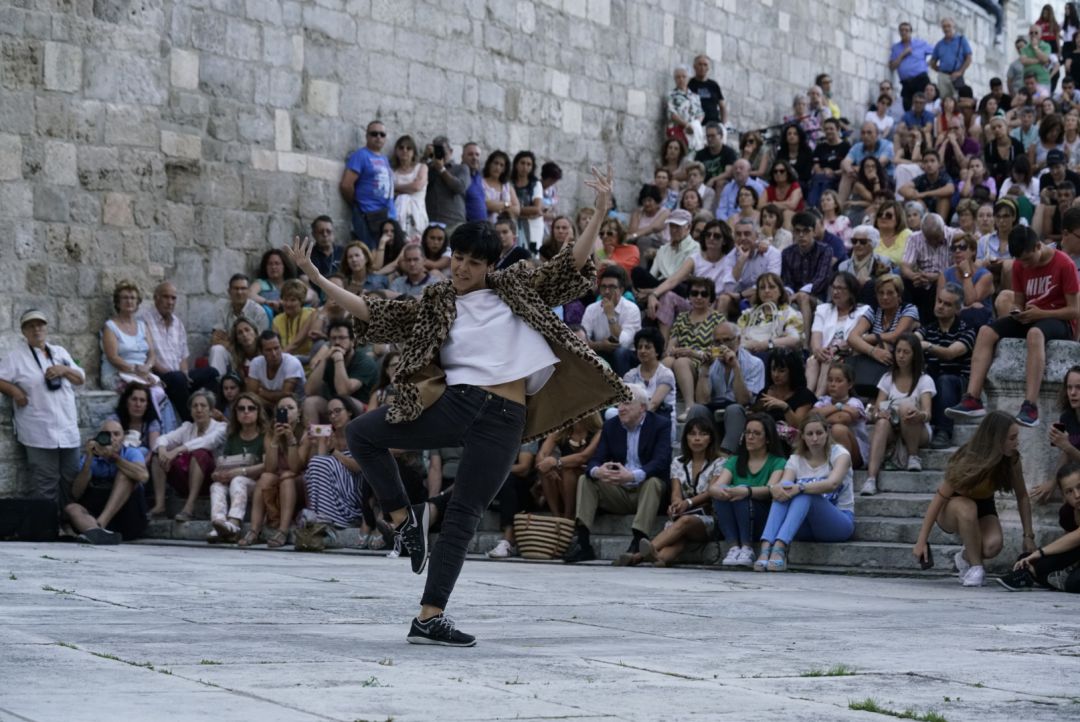 MartaCarrasco4's tweet photo. Abierto hasta el 21 de mayo el plaza de admisión del Certamen Internacional de Coreografía Burgos - Nueva York que se celebrará del 22 al 30 de julio de 2021 en Burgos. 6 certámenes de Danza y 52.000 euros en premios. @Danzapuntoes @cicbuny https://t.co/0m8oij8Qas