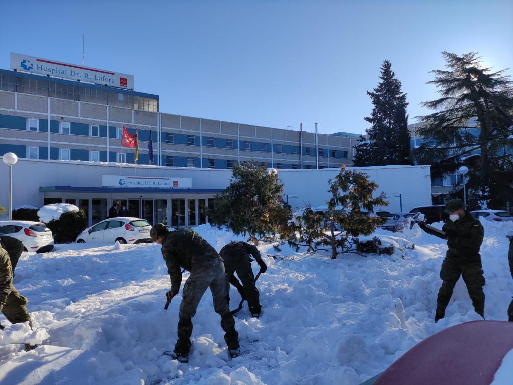 sanchezcastejon's tweet photo. Gracias a todas las personas que llevan trabajando sin descanso desde la semana pasada para paliar los efectos de #Filomena y de la #OlaDeFrío. Y gracias, también, a quienes han colaborado de forma desinteresada en muchos puntos de nuestro país. Vuestro ejemplo nos hace mejores. https://t.co/8oJJkO0LAk