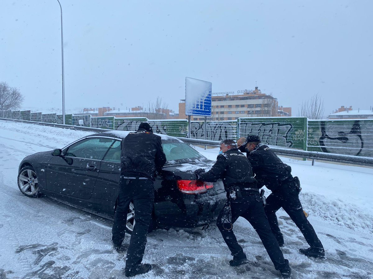 sanchezcastejon's tweet photo. Gracias a todas las personas que llevan trabajando sin descanso desde la semana pasada para paliar los efectos de #Filomena y de la #OlaDeFrío. Y gracias, también, a quienes han colaborado de forma desinteresada en muchos puntos de nuestro país. Vuestro ejemplo nos hace mejores. https://t.co/8oJJkO0LAk
