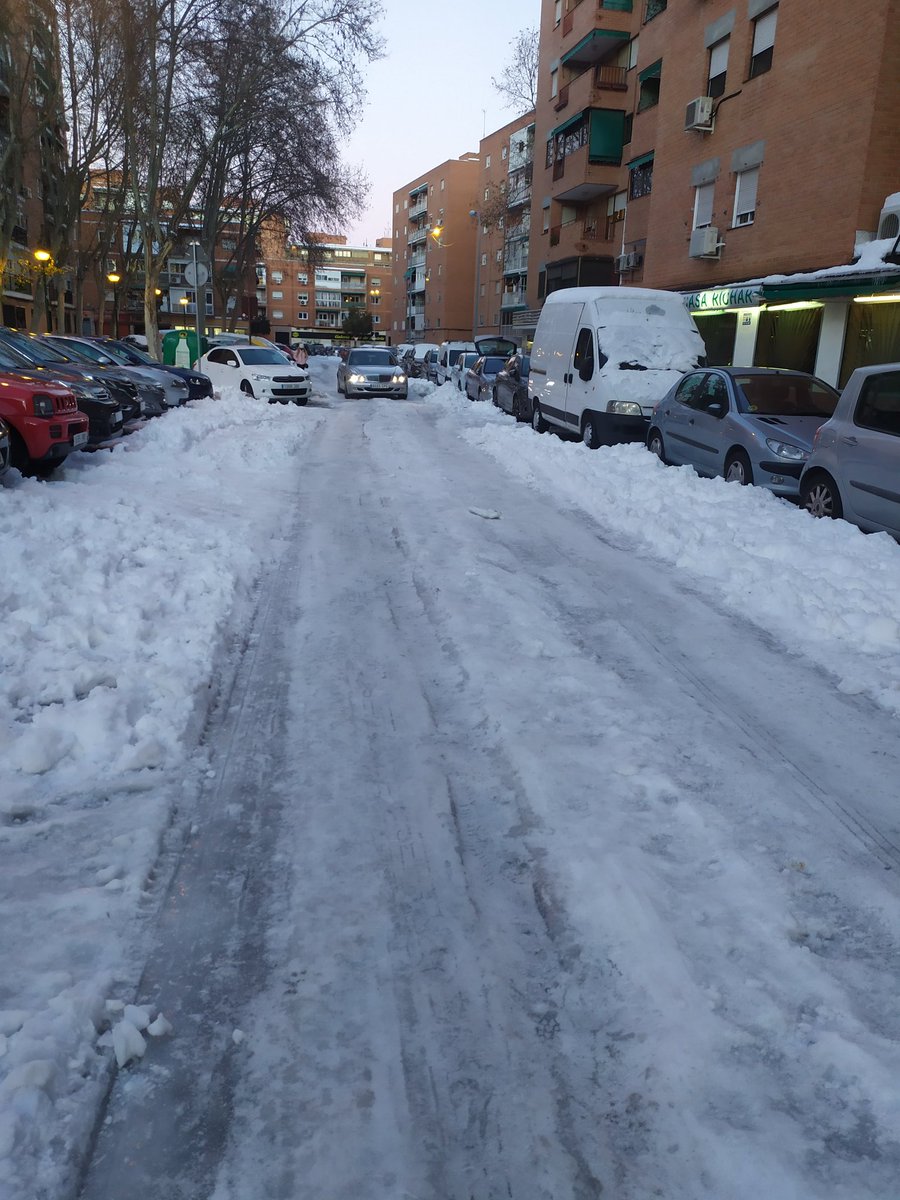 predi88's tweet photo. Pagar impuestos para que @AytoAlcalaH tenga tan abandonado el barrio de Juan de Austria 72 horas después no tiene sentido https://t.co/zxplyuPfS5