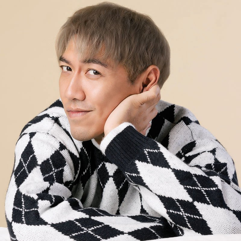 Pompam: Niti ChaichitatornOctober 7, 1981.Weight: 64 kg. / Height: 175 cm.Education: Graduation Bachelor degree Faculty of Arts Akebali-Sanskrit Chulalongkorn UniversityInstagram: thenitiTwitter: -