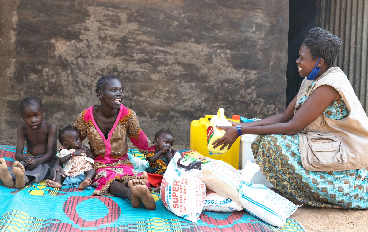a_achuoth's tweet photo. The most vulnerable residences of Juba receiving emergency items. https://t.co/ckxFZfqtG5