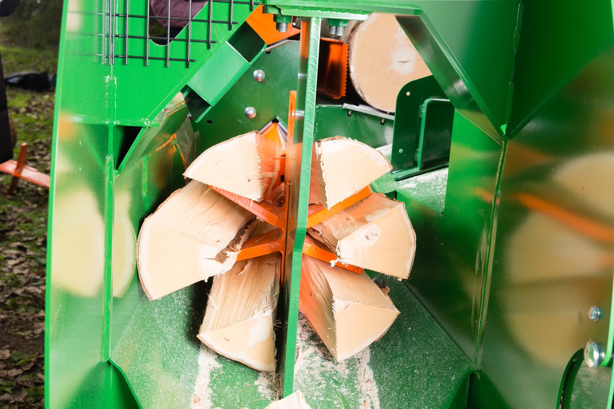 JasPWilson's tweet photo. Nice close-up of the Posch S-375 Turbo #FirewoodProcessor at work.
Clean cut logs with a simple push of the joystick.
New/Used #firewood machinery, we've got some excellent options in stock...Call Simon Munro today on 01556 612233 #forestry #logsplitter #firewoodsaw #woodfuel https://t.co/GWHmjtiFWb
