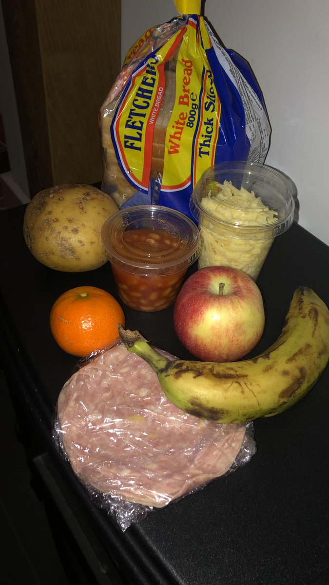MckenziePunc19's tweet photo. @AngelaRayner @AngelaRayner  this was what was given to my son at the beginning
Of the first lock down . Luckily now this has changed to vouchers . I drove five miles
To his school to collect this and never felt more ashamed . https://t.co/44woopbY6p