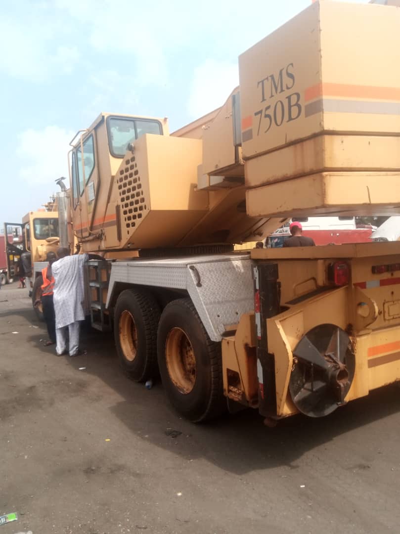 kid_barry's tweet photo. For Sale 50 tons motorized grove crane 
Direct Belgium 
Perfect working condition 
Location Lagos 
Call 08063745238..
Details:
6 cyl lower, eaton fuller rt6613, 
 pat ds350gw lmi, aux winch, 7800 lb cwt, 5th outrigger, 425/65r22.5 f, 12r22.5 r
meter reads 13997 hr https://t.co/g2ZLvwaQf3