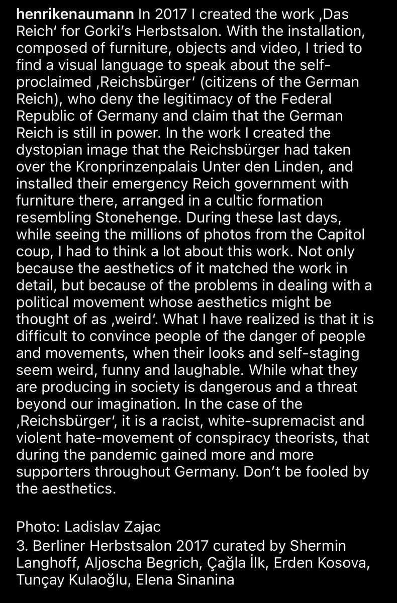 Gefährlich an den Kapitol-Stürmern ist nicht nur ihre Ideologie, sondern auch ihr lachhaftes Aussehen.

Es fällt schwer, sie ernst zu nehmen.

In ihrer Installation „Das Reich“ thematisierte <a href="/HenrikeNaumann/">Henrike Naumann</a> dieses Problem mit unheimlicher Voraussicht.

Bereits 2017!