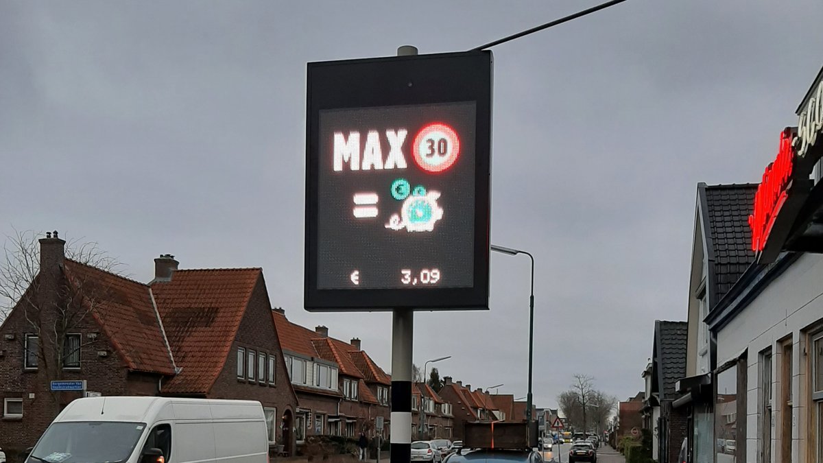 BrimosNL's tweet photo. Sparen voor de buurt? Hoe dan? Met een spaarpaal? Bel Brimos! Je aan de snelheid houden levert geld op! Dankzij de spaarpaal rijden automobilisten langzamer, sparen bewoners voor een investering in hun buurt en wordt het verkeersveiliger op straat https://t.co/pkuKNl2esI