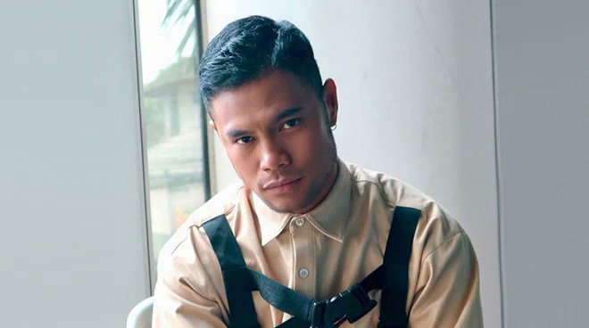 DannieBoiRnB's tweet photo. Whoa! Debuting today on the @Wave891FM #Manila Countdown, STRAIGHT TO #1, is @BUGOYDRILON @m00phs with #TIED 🔥🙌 #bugoydrilon #bugoy #opm 

***Vote for your fave new songs here and see if they make the #D10onWave: 

https://t.co/pOkHNBCo2C https://t.co/45G0vInBvF