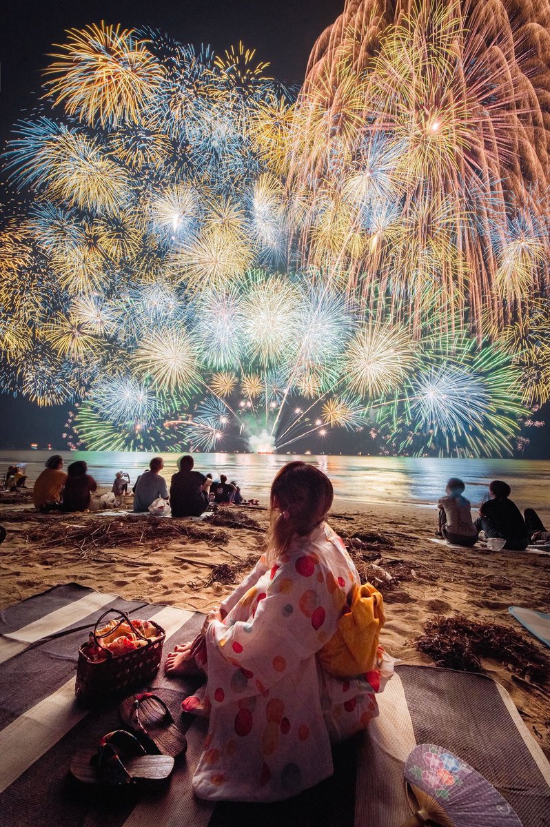 「#お前よくぞそんなもん撮ってたな選手権

三重県の津花火

今年も撮りたい 」|NISIZIMANのイラスト