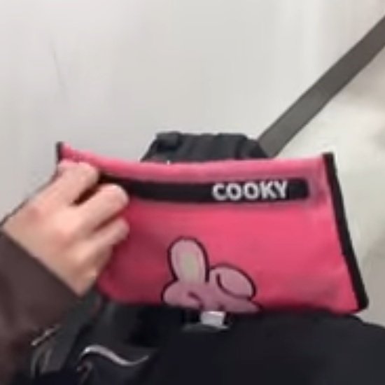 likechizu's tweet photo. Tasnya                                isi tasnya
jungkook                             jungkook https://t.co/1KIwONnhcI