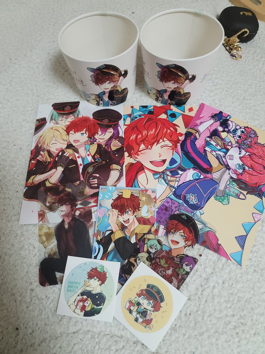 히이로 생일 컵홀더 왔어용 구겨지지도 않고...꼼꼼히 포장되어있었음다!

4초에 폼을 제출했음에도 선착엔 들지 못했나보군요...그래도 예쁜 전프레 가득받아서 생일리턴즈한것같아요 이벤트 감사합니당!
#온세상이_한가지색으로_물드는_날
#아마기히이로_너의_미소가_날_웃게해

<a href="/0104hiiro_HBD/">아마기 히이로 생일 컵홀더</a>