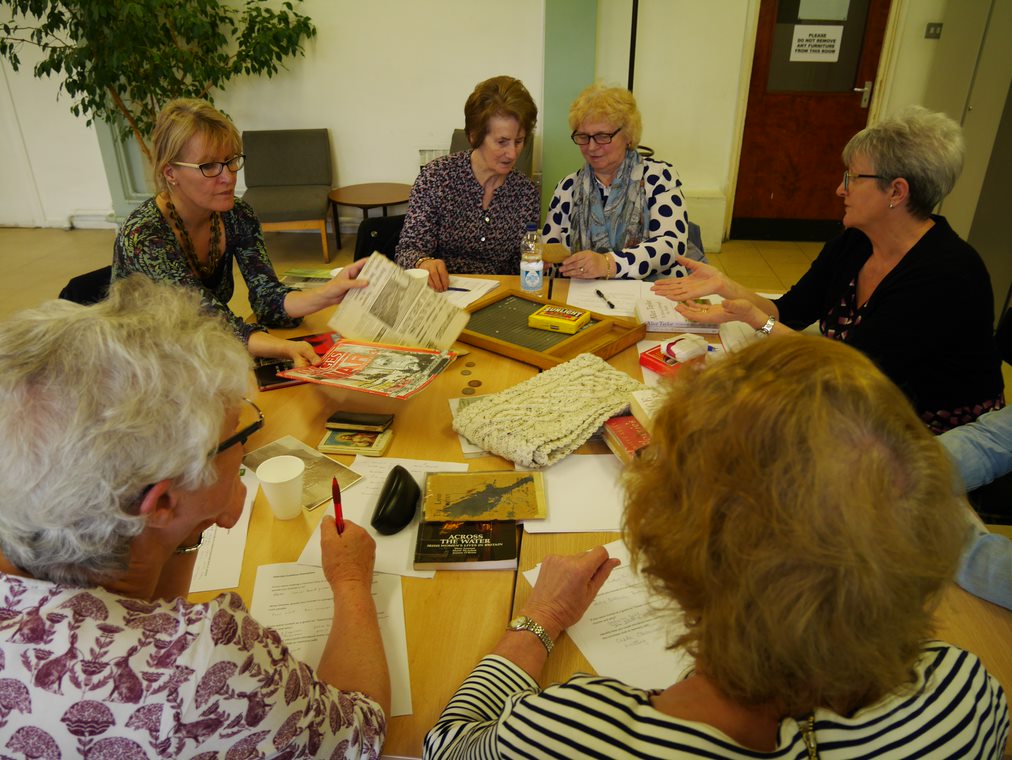 The high numbers who came in the 50s,60s& 70s are reflected in the older median age of Irish community in last census–53–higher than other ethnic groups. This brings particular health challenges that  @IrishinBritain addresses in our health campaigns Cuimhne and Green Hearts. 3/7