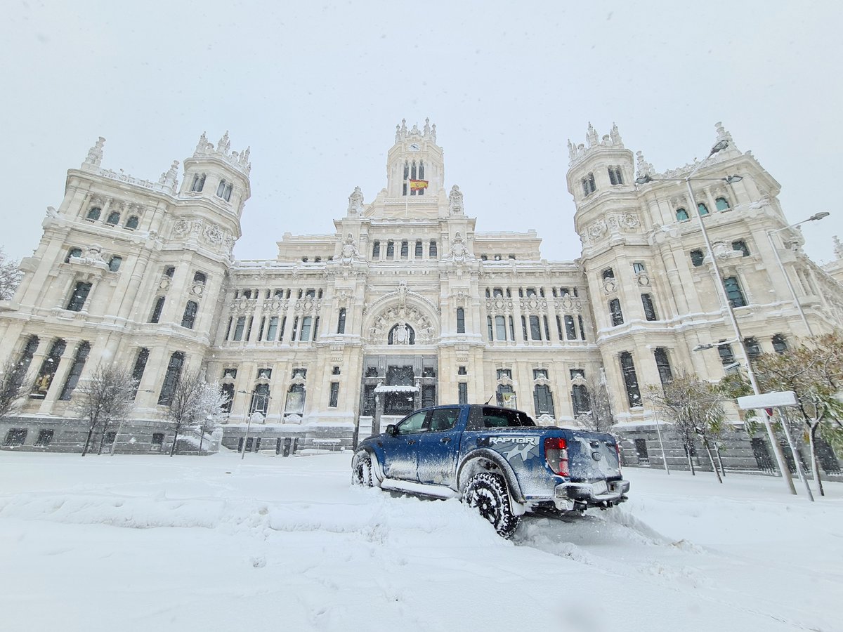 FordSpain's tweet photo. ❄ Cuando más se la necesitaba, la #FordRaptor decidió salir para auxiliar a las personas atrapadas por el temporal...🚙 ¡Desde #Ford queremos darle las 👏 GRACIAS 👏 por todo el trabajo realizado en estos días tan difíciles para muchos en la capital! https://t.co/UssthqUTpV