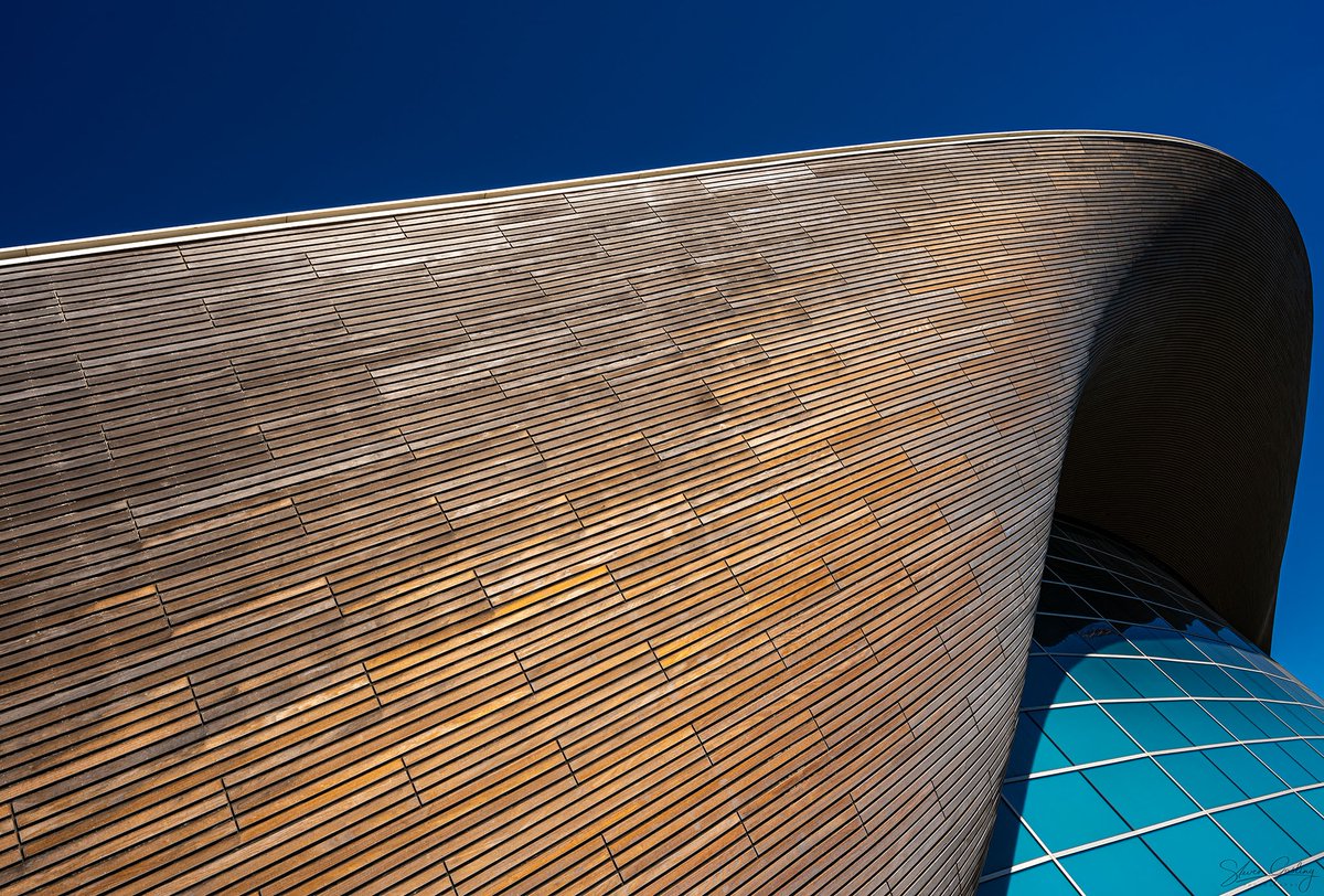 Some #architecture for you today! This is the iconic former #Olympics #londonaquaticcentre in #London.

#Zcreators #createyourlight #appicoftheweek #JustGoShoot  #PicOfTheDay #WexPhoto #PhotoOfTheDay @uknikon #ThePhotoHour #FotoRshot #architecturephotography #bluesky #curves