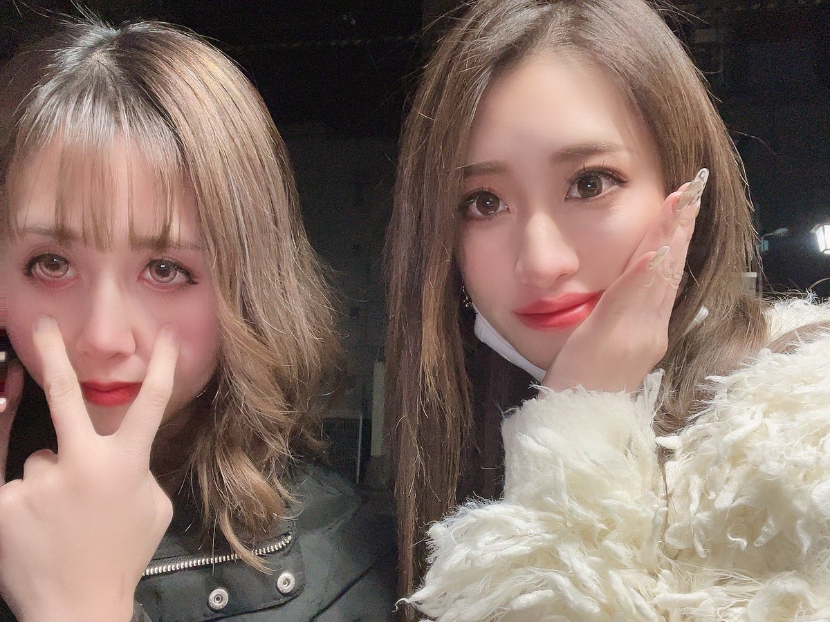 rn____na96x's tweet photo. こないだ久しぶりに全員集まって飲めた🥺
帰ってきたの覚えてない🥺
ひろきが4時ってゆってた🥺
ウコン飲んで二日酔いなったん初めて🥺
次の日夜中まで吐き倒し🥺
たのしかっただいすき🥺 https://t.co/V3gm1m4jrk