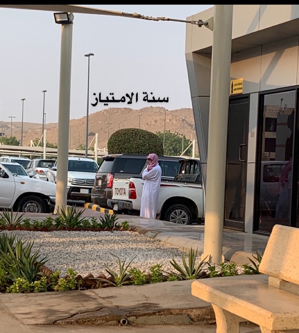 TAlmeqbli's tweet image. "عزيزي والدي عدد الساعات التي قضيتهافي إنتظاري أمام المدرسة والجامعة وقوفك بجوار باب الطبيب وبائع الحلوى والسوق وطريق الذهاب والعودة لو كان بقدرتي لأعدت لك هذا العمر الذي قصصته من عمرك ♥️"