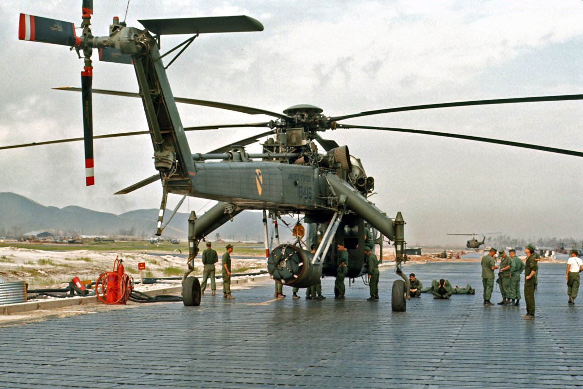 сброшенный с вертолета груз. Sa 330 puma. вьетнам 1968 вертолеты. ми-26т2в. ми-8 с грузом на внешней подвеске.