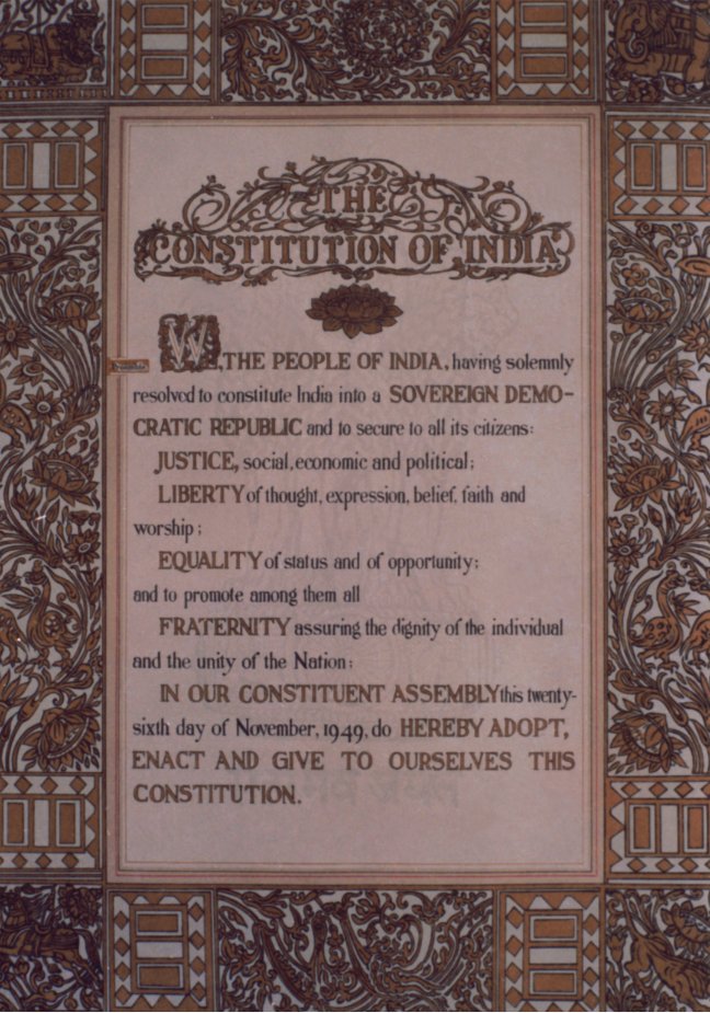 संपूर्ण संविधान इंग्लिश भाषेत लिहिले गेले. ही इंग्लिश भाषा ब्रिटिशांच्या राजसंविधानशी तंतोतंत जुळणारी आहे.वर नमूद केल्याप्रमाणे विविध समुदायांना नियंत्रणात ठेवण्यासाठी नियम कायदे बनवल्यामुळे जगातील सर्वात लांब/मोठे संविधान बनले,त्यामुळेच या देशाला जगातील सर्वात मोठी लोकशाहीे
