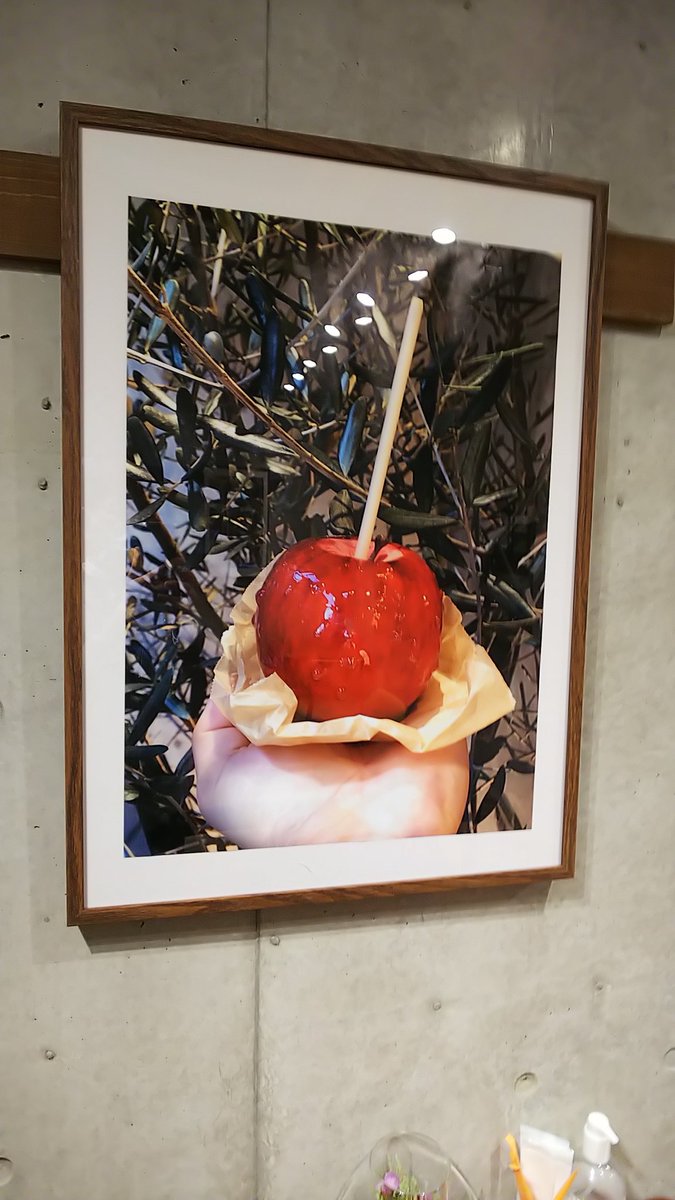 ehagakisan's tweet photo. #Candy_apple 代官山本店 に来てみたよ。緑の可愛い看板と素敵な男性の店員さん。入口で検温と手の消毒をして席へ。爽やかな甘さで、りんご丸ごと一個がアールグレイティーとあわせて美味しかったな。隣のカップルはシナモンアップルとアップルティーでそれも美味しそうだった。
#ゆうかってゆうか https://t.co/Nh9wBCulDm