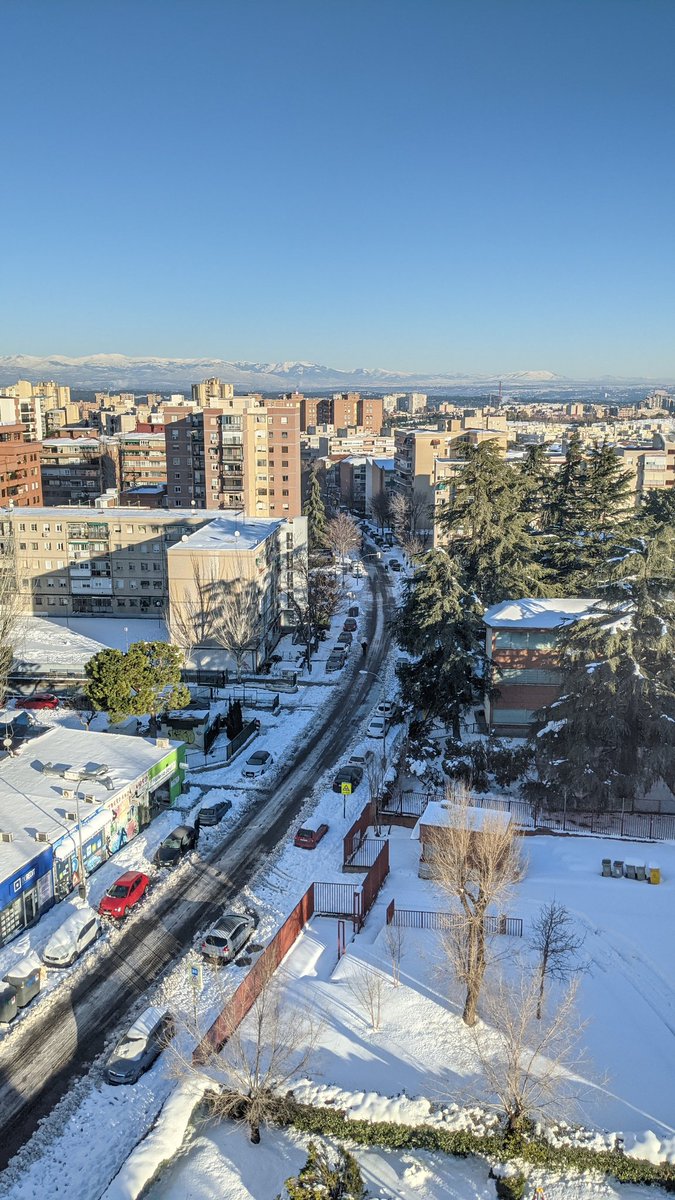 patotastico's tweet photo. @autopista_es Mucha suerte tengo de vivir al lado del Gómez Ulla en @MADRID. Las dos calles principales abiertas (Ocaña y Los Yébenes)... y a pocos metros otra (Illescas) completamente bloqueada por el hielo y la nieve. https://t.co/kOvF4PJV31