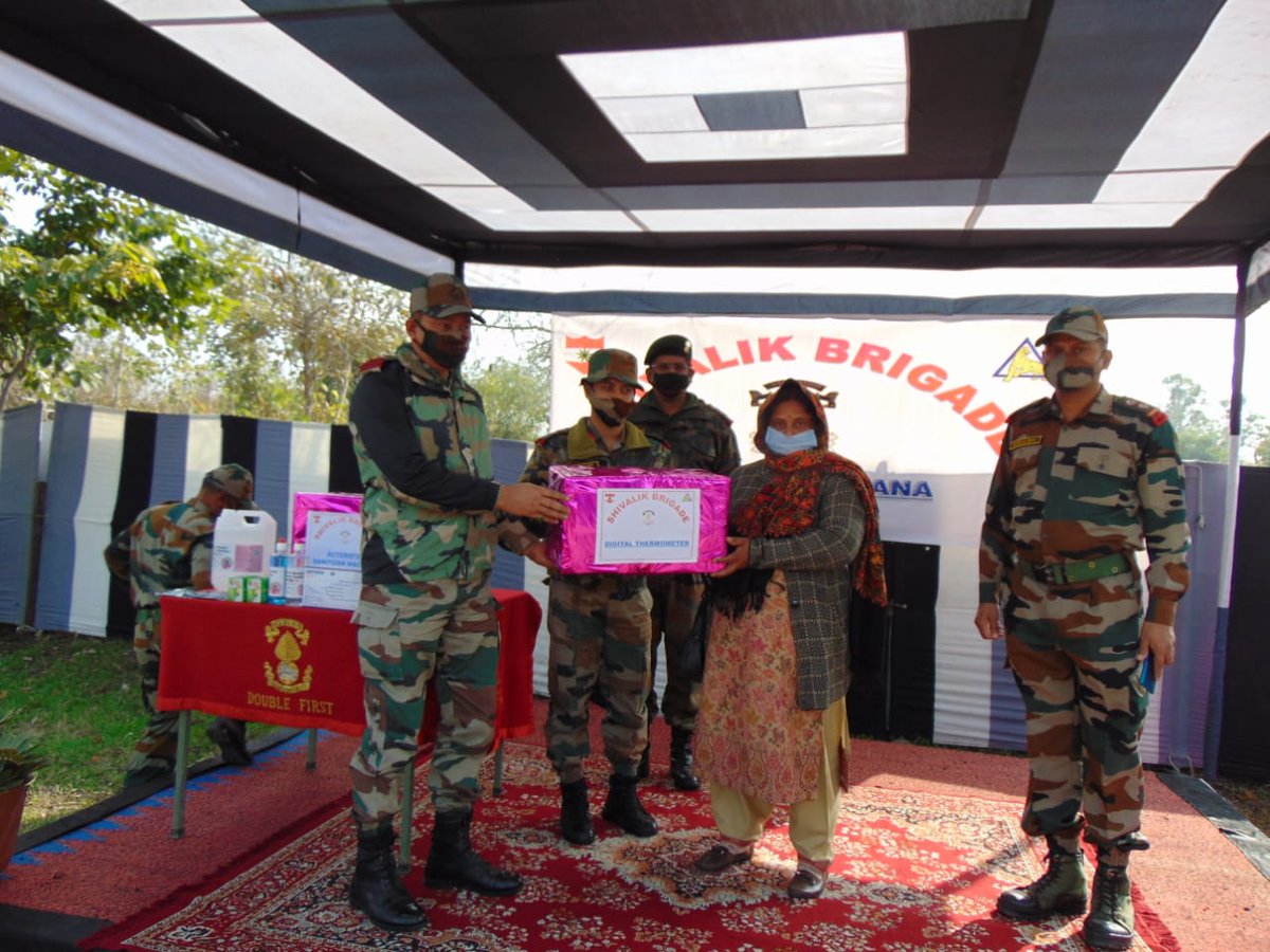 westerncomd_IA's tweet photo. #TigerDiv of #RisingStarCorps distributed medical stores to the poor & needy people of #PargaltaVillage as part of #IndianArmy's Contribution towards fight against #COVID-19. 400 residents benefitted from this endeavor #Sadbhavana
@adgpi @SpokespersonMoD @prodefencejammu https://t.co/rPm9CjEsUj