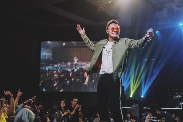 - there’s time where he shared that he wanted to bcm a singer, and his father was kinda underestimated him that time. But instead of being discouraged, he kept learning music & writing songs. And look at him  now 