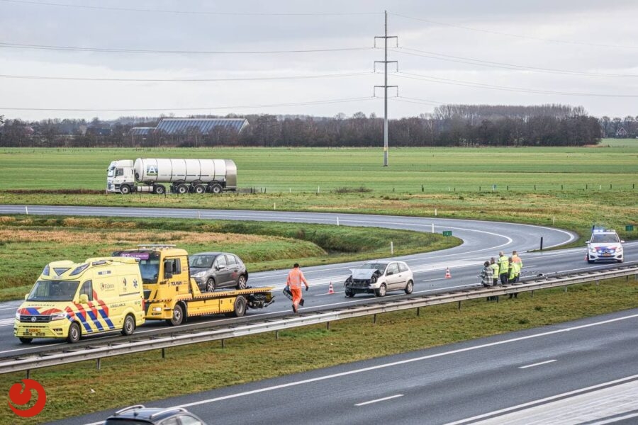 Flinke schade na ongeluk op A7 - Tjalleberd  – Op de A7, vanuit Drachten richting Heerenveen, heeft ter hoogte van Tjalleberd een ongeval tussen twee voertuigen... -..