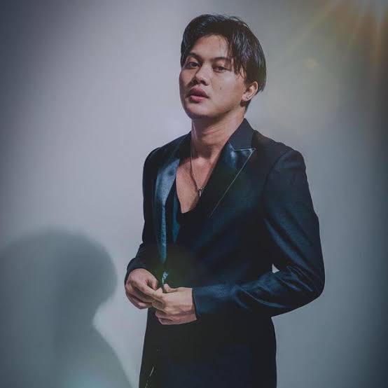 - little did we know, he was kinda proposing his song door-to-door to some record labels me think??? WITHOUT BRINGING his dad’s name obv, and bunch of labels rejected him. He could’ve had it easy but he’s really said “ANTI PRIVILEGE ”