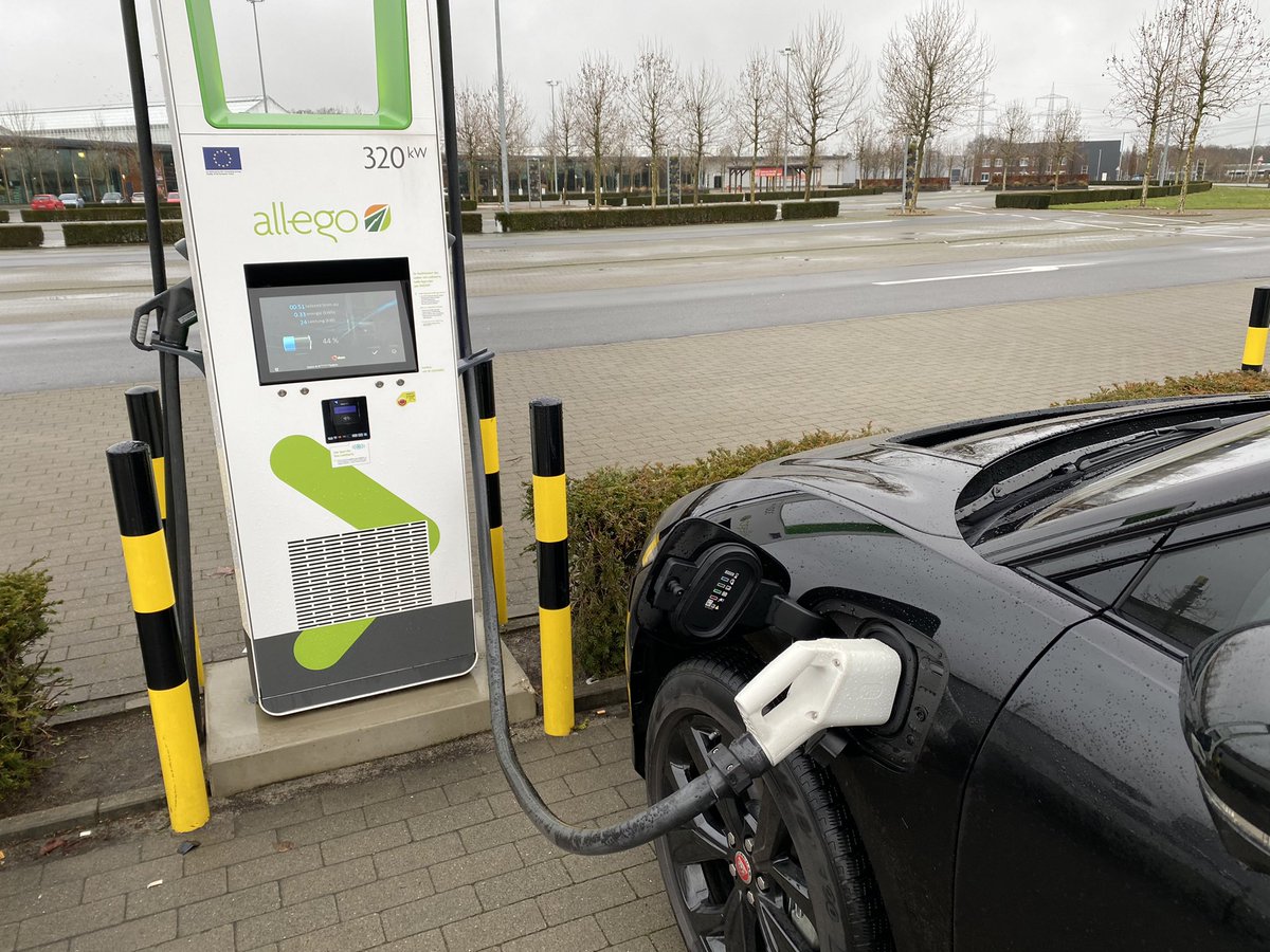 GerdKebschull's tweet image. *Jaguar E-Pace*
Laden am #allego Lader mit 45-47 kW bei 56% 
#jaguar #JaguarEPace @Jaguar @JaguarDEU @AutoStromer @elektrokarre @eautonews @eam_magazin @ElektrUnterwegs @Hagen @nextmove_de